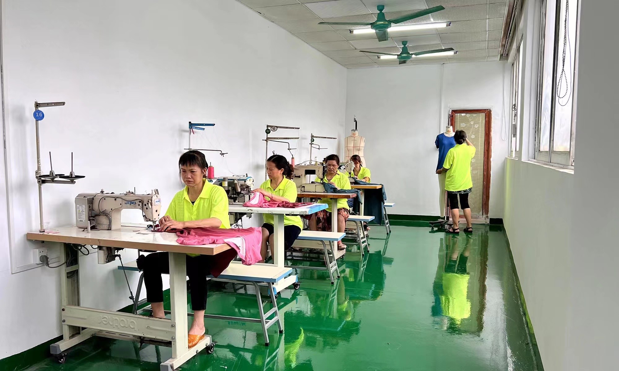Guangzhou Vinas clothing technology Co., LTD línea de producción de fábrica