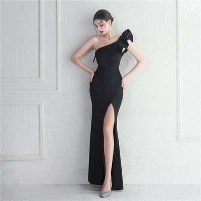 Vestido de noche negro delgado con bordes irregularmente anillados Vestido sexy de longitud de piso con bolso de cadera
