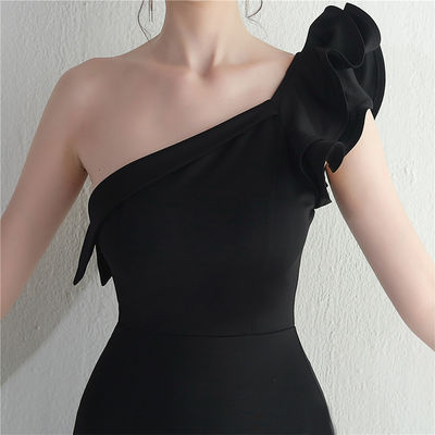 Vestido de noche negro delgado con bordes irregularmente anillados Vestido sexy de longitud de piso con bolso de cadera