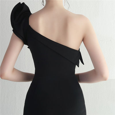 Vestido de noche negro delgado con bordes irregularmente anillados Vestido sexy de longitud de piso con bolso de cadera