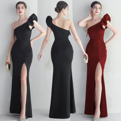 Vestido de noche negro delgado con bordes irregularmente anillados Vestido sexy de longitud de piso con bolso de cadera