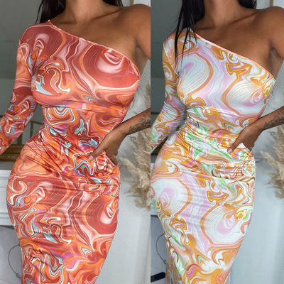Impresión de moda paquete de cadera vestido diagonal hombro manga larga vestido ajustado delgado envoltura de cadera