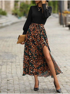 El vestido con manga larga con estampado floral.
