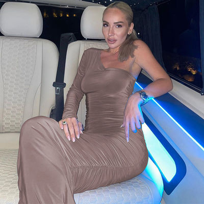Vestido de tubo de un hombro con rizos Estilo de un hombro Manga larga Vestido delgado