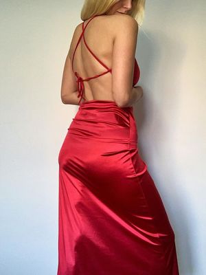 Moda de venta caliente de color sólido colgando cuello sin espalda cinturón delgado envolver la falda de la cadera sexy vestido dividido