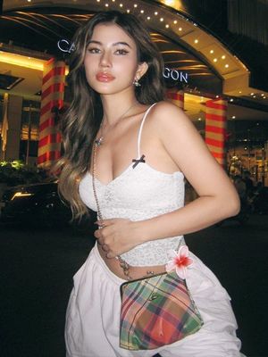 La nueva moda de las mujeres a medida sexy puro viento dulce y picante patrón cinturón pequeño con una blusa de base mujer