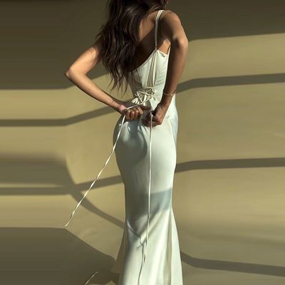 Viento de verano temperamento Europa y Estados Unidos nuevo color sólido empalme de encaje cintura larga delgada vestido de correa