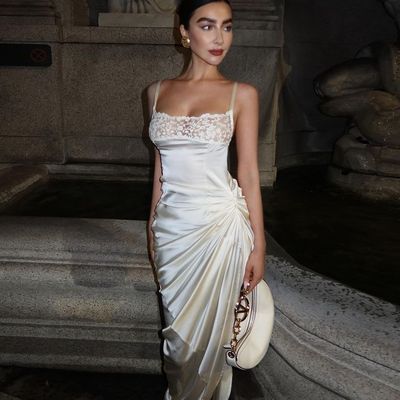 Europa y Estados Unidos nuevo vestido de satén francés sexy encaje envuelva el pecho vestido de slip anticlinal expuesto