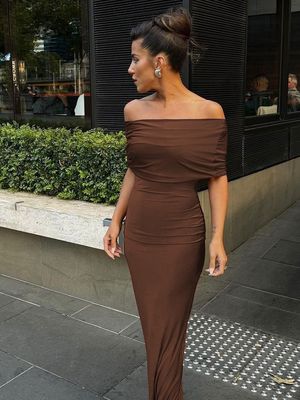 Vestido de una línea de hombro de pliegue adelgazamiento de la falda de fondo de corte vestido mujer