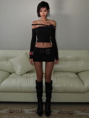 Nueva moda personalizada línea flor tridimensional hombro manga larga superior oblicuo hombro de cultivo camiseta mujer