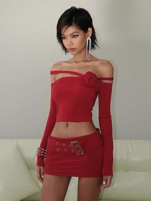 Nueva moda personalizada línea flor tridimensional hombro manga larga superior oblicuo hombro de cultivo camiseta mujer