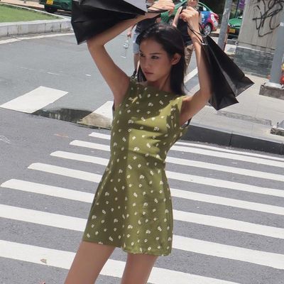 Estilo callejero verano dulce sexy sin espalda cuello redondo floral princesa falda suelta Europa y los Estados Unidos nuevo vestido