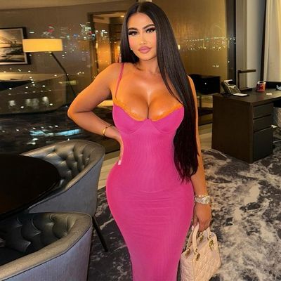 La nueva moda de verano es un vestido sexy de encaje sin correas.
