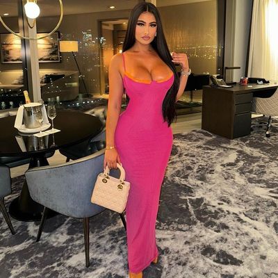 La nueva moda de verano es un vestido sexy de encaje sin correas.