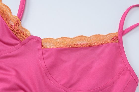 La nueva moda de verano es un vestido sexy de encaje sin correas.