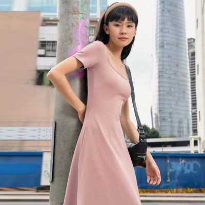 Fotos de la calle de la moda delgado Color sólido U cuello vestido de manga corta