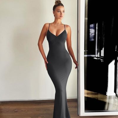 Una nueva falda de cola de pez de color sólido y un vestido sexy.