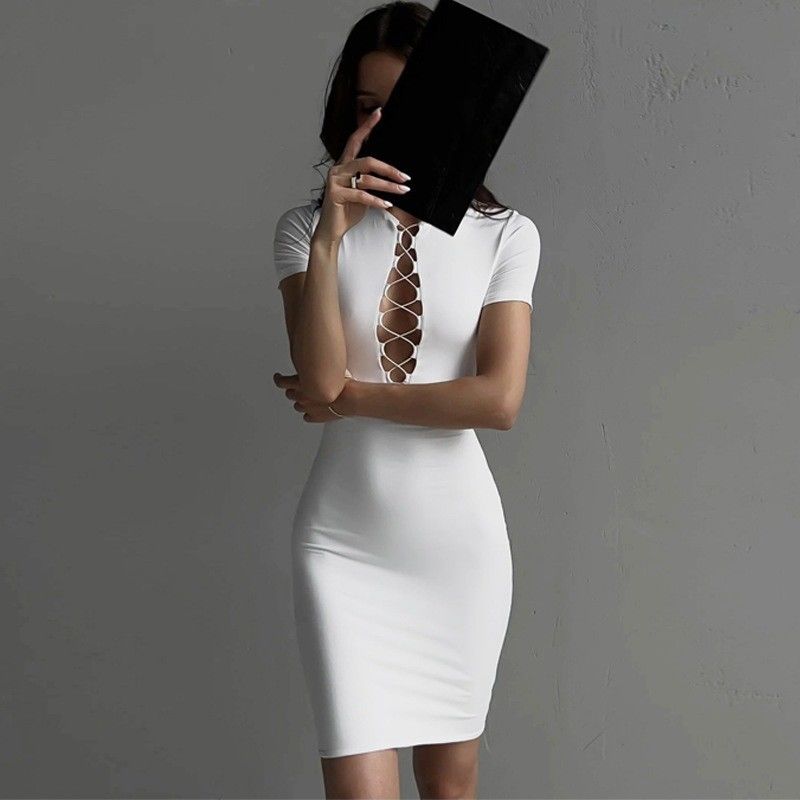 Paquete de moda vestido de cadera pecho hueco delgado ajuste de piel blanca vestido ajustado sexy manga corta