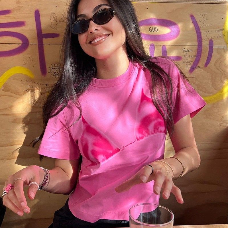 Camiseta con decal con estilo con cuello redondo sexy con manga corta